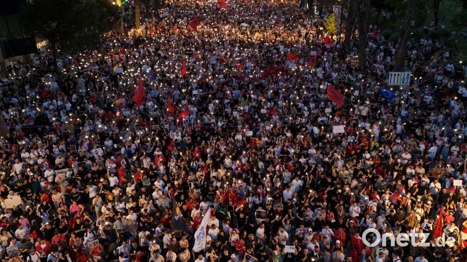 Demonstranten nehmen in Tirana an einer Kundgebung gegen den Bau eines Immobilienprojekts in Verbindung mit Jared Kushner und Ivanka Trump in der Lagune von Narta teil. Bild: Hameraldi Agolli/AP/dpa