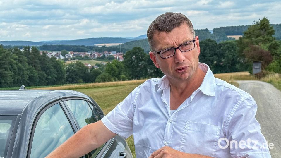 Baudirektor Stefan Noll ist am Staatlichen Bauamt Amberg-Sulzbach für alle Straßenmeistereien der nördlichen Oberpfalz zuständig. Er verrät, was es mit den merkwürdigen kleinen Pfeilen auf Sulzbach-Rosenberger Straßen auf sich hat. Archivbild: Stephan Huber