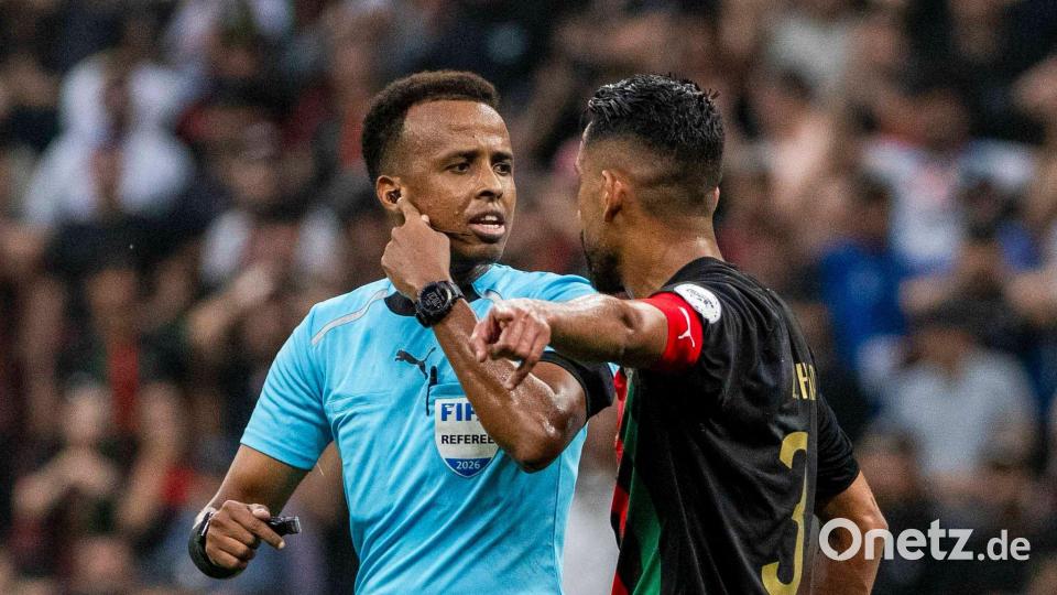 Für ihn endete der WM-Traum an der Grenzkontrolle: Schiedsrichter Omar Artan. (Archivbild) Bild: Mosa'ab Elshamy/AP/dpa