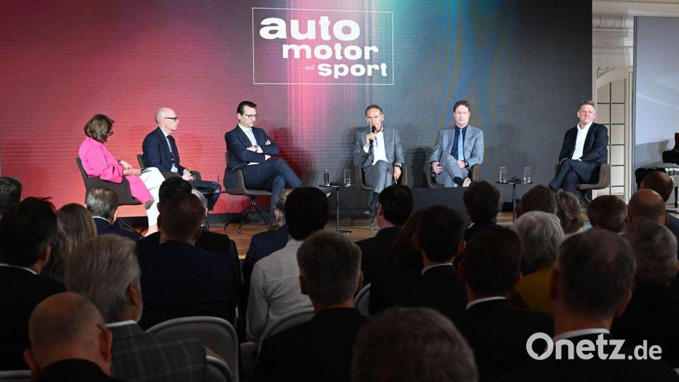 Auf dem Podium: Porsche-Chef Michael Leiters (2.v.l-r), BMW-Chef Milan Nedeljković, VW-Chef Oliver Blume, Mercedes-Chef Ola Källenius und Audi-Chef Gernot Döllner. Bild: Bernd Weißbrod/dpa