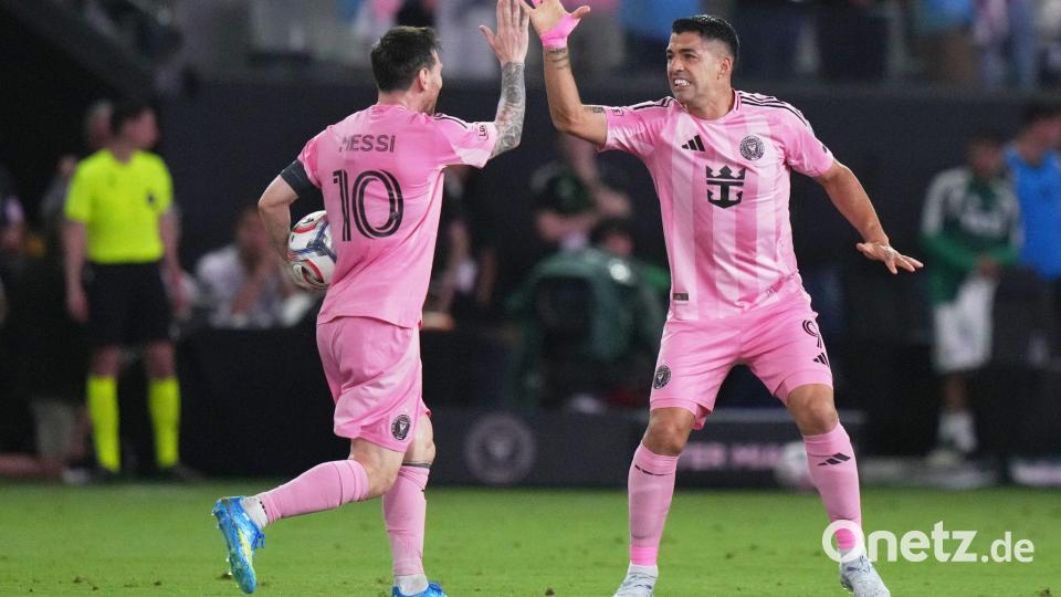 Die beiden Kumpels Messi (l) und Suárez werden sich bei der WM nicht auf dem Platz sehen - Suárez steht nicht im Kader Uruguays. (Archivbild) Bild: Lynne Sladky/AP/dpa