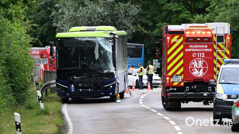 Mehr als 100 Rettungskräfte waren nach dem Unfall im Landkreis Dachau im Einsatz. Bild: Sven Hoppe/dpa