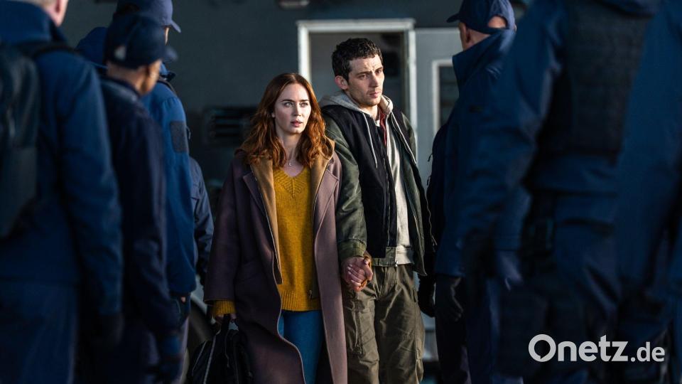 Wettermoderatorin Margaret Fairchild (Emily Blunt) und Cybersicherheitsexperte Daniel Kellner (Josh O'Connor) werden gejagt. Bild: Niko Tavernise/Universal Pictures/dpa