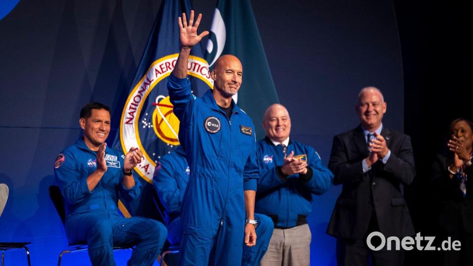 Artemis III-Besatzungsmitglied Luca Parmitano grüßt während einer Pressekonferenz im Johnson Space Center. Bild: Annie Mulligan/FR172050 AP/AP/dpa