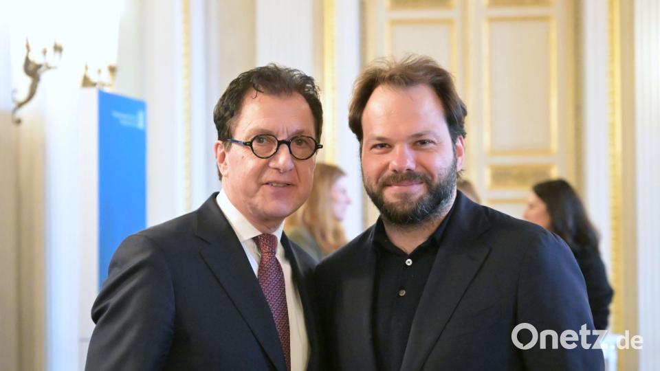 Gemeinsam mit Staatsintendant Serge Dorny (l.) wird der Dirigent Petr Popelka dann die Geschicke des Opernhauses bestimmen. Bild: Malin Wunderlich/dpa