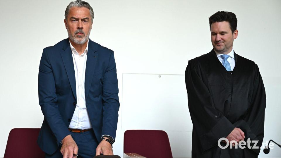 Kläger Matthias Timm neben seinem Anwalt Dennis Geissler zu Beginn der Bonner Verhandlung. Bild: Wolf von Dewitz/dpa