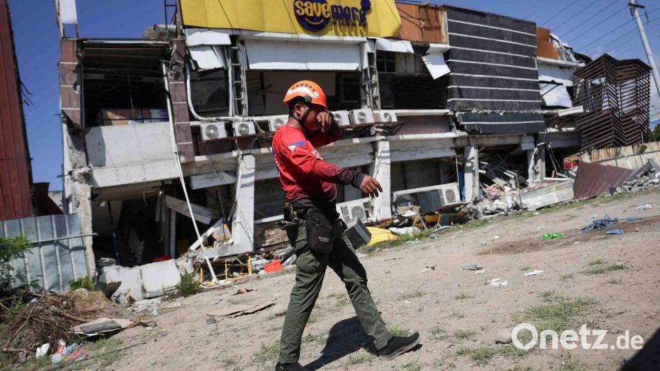 Rettungskräfte sind weiterhin im Einsatz. Bild: Basilio Sepe/AP/dpa