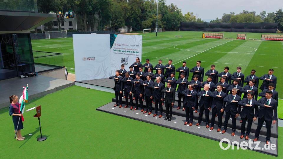 Die Präsidentin schwört „El Tri“, wie Mexikos Nationalmannschaft genannt wird, noch mal ein. Bild: -/Mexico's Presidency via XinHua/dpa