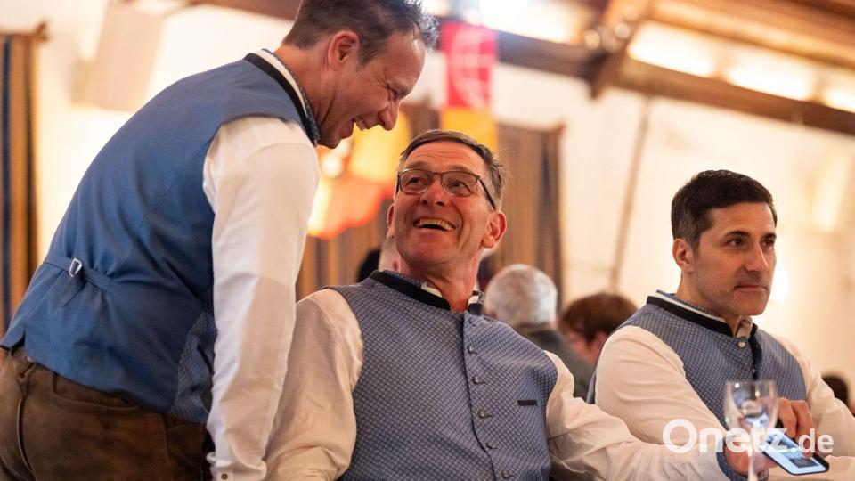 Hatte in Lederhose und Trachtenhemd gut lachen: Bundestrainer Alfred Gislason (Mitte). Bild: Lukas Barth-Tuttas/dpa