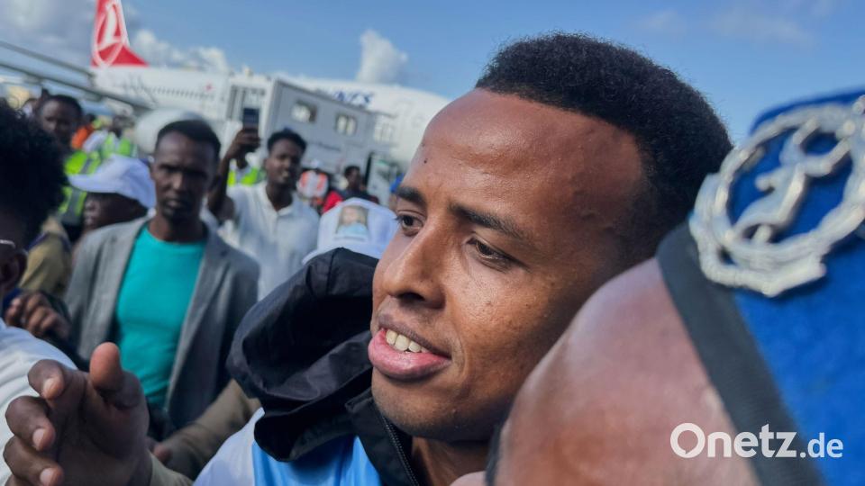 Der somalische Schiedsrichter Omar Artan wurde bei der Ankunft in Mogadischu gefeiert. Bild: Farah Abdi Warsameh/AP/dpa