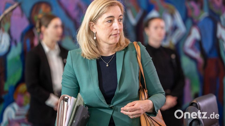 Gesundheitsministerin Warken bringt ihr Sparpaket in Bundestag und Bundesrat. Bild: Michael Kappeler/dpa