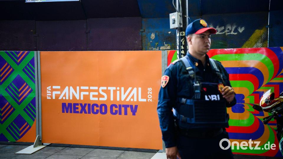 Hinter der Mauer wird das Fan-Festival vorbereitet. Bild: Tom Weller/dpa