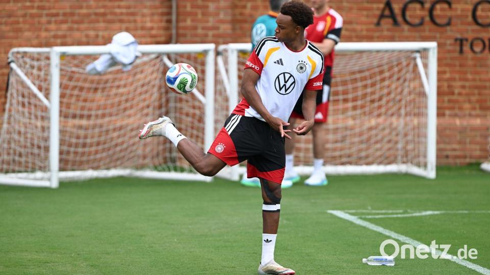 Ein Künstler am Ball mit Spaß am Freestyle. Bild: Federico Gambarini/dpa
