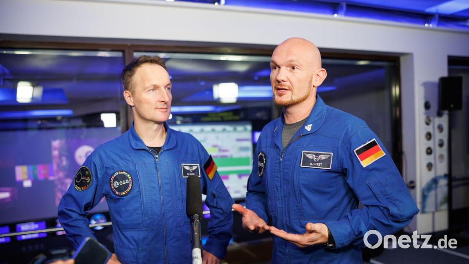 Die beiden deutschen Esa-Astronauten Alexander Gerst und Matthias Maurer (links) hatten mehrfach betont, gern zum Mond fliegen zu wollen. (Archivbild) Bild: Matthias Balk/dpa