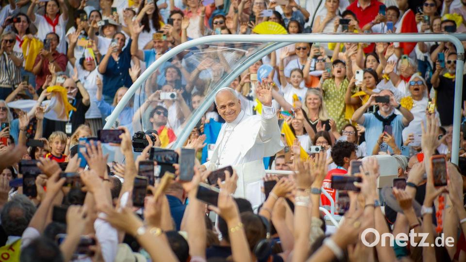 Umjubelt: Papst Leo XIV. kommt zu einer Gebetsvigil im Olympiastadion Lluis Companys in Barcelona. Bild: Kike Ricón/EUROPA PRESS/dpa