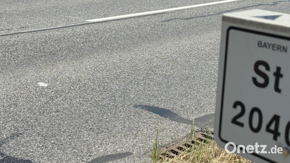 Auch zwischen Pferde Berger und Shell-Tankstelle in Rosenberg sind die Pfeile auf der Staatstraße 2040 zu sehen. Der Pfeil deutet auf den Schachteinlauf am Straßenrand. Bild: Petra Hartl