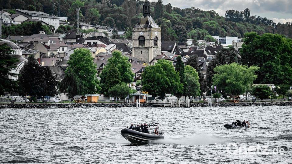 Französische Polizisten der Republikanischen Sicherheitskompanien (CRS - Compagnies republicaines de securite) patrouillieren mit Booten vor Evian auf dem Genfer See vor dem G7-Gipfel. Bild: Fabrice Coffrini/AFP/dpa