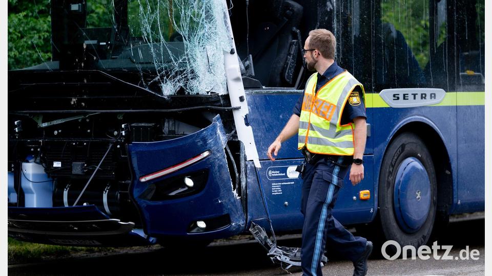 Der Reisebus wurde bei dem Unfall schwer beschädigt. Bild: Sven Hoppe/dpa