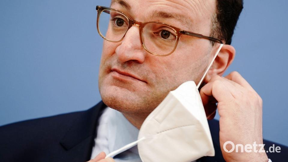 Der damalige Bundesgesundheitsminister Jens Spahn im März 2021 bei einer Pressekonferenz - mit FFP2-Maske, wie es damals üblich war. Bild: Kay Nietfeld/dpa