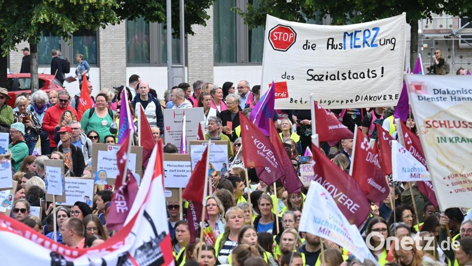 In Hannover protestierten mehrere Tausend Menschen gegen die Gesundheitsreform. Bild: Julian Stratenschulte/dpa
