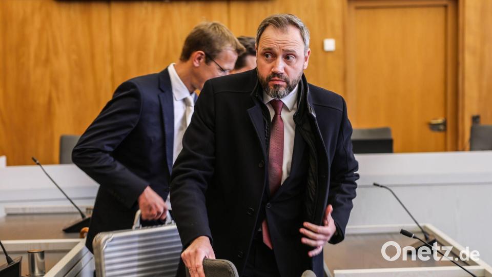 Der Sparkasse Gelsenkirchen, im Gerichtssaal unter anderem vertreten vom Bereichsleiter Vertrieb Matthias Kloh, werfen die Kläger Pflichtverletzungen vor. Bild: Oliver Berg/dpa