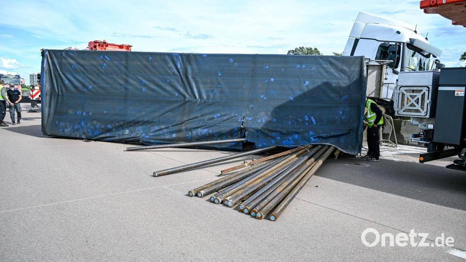 Das Gefährt blieb quer über der Fahrbahn liegen. Bild: Jason Tschepljakow/dpa