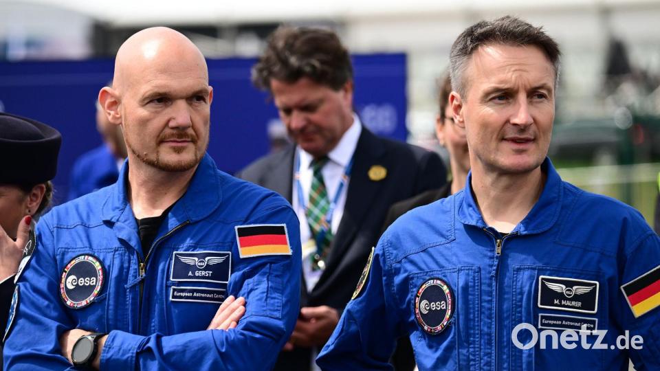 Alexander Gerst (l) und Matthias Maurer freuen sich für ihren Kollegen Luca Parmitano. Bild: Sebastian Gollnow/dpa