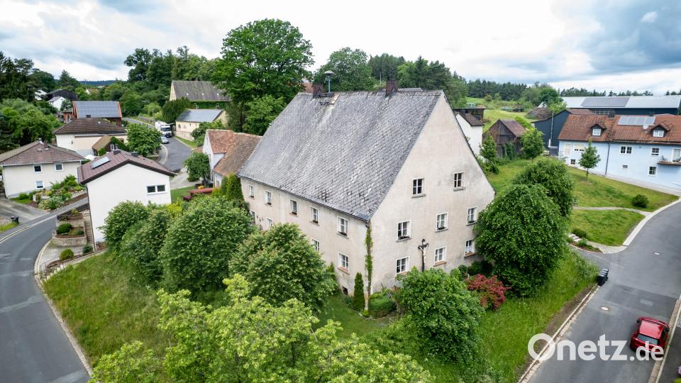 Die ehemalige Veitskirche, heute ein Wohnhaus, zählt zu den ältesten Gebäuden der Stadt. Auf das einstige Patrozinium der Kirche geht die Tradition des St.-Veit-Marktes zurück. Bild: Roland Wellenhöfer