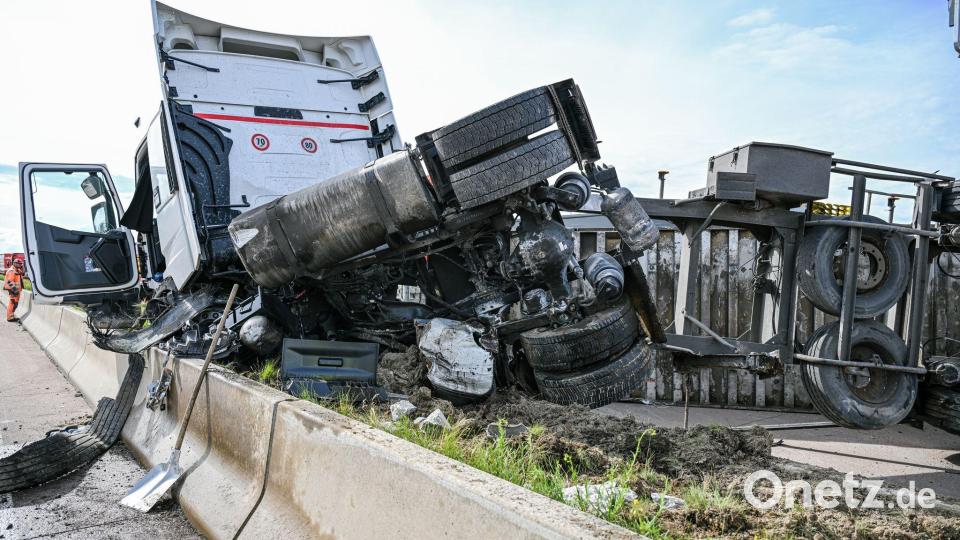 Trümmerteile flogen auch auf die Gegenfahrbahn. Bild: Jason Tschepljakow/dpa