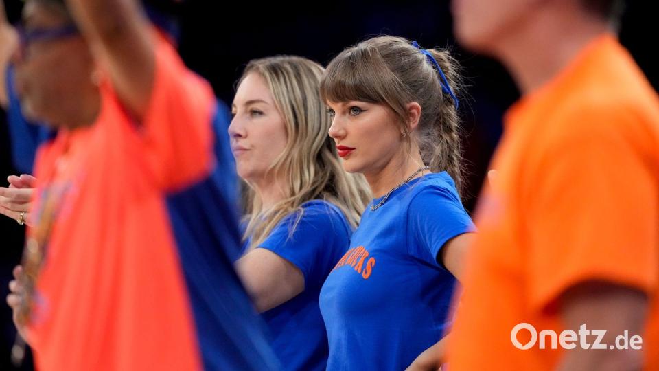 Taylor Swift und Este Haim schauen während der ersten Hälfte von Spiel 4 in der NBA-Finalserie zwischen den New York Knicks und den San Antonio Spurs zu. Bild: Ross D. Franklin/AP/dpa