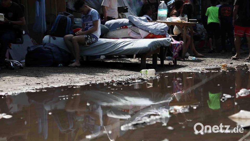 Nach dem Erdbeben auf den Philippinen haben diese Menschen ihre Betten auf die Straße gebracht. Bild: Basilio Sepe/AP/dpa