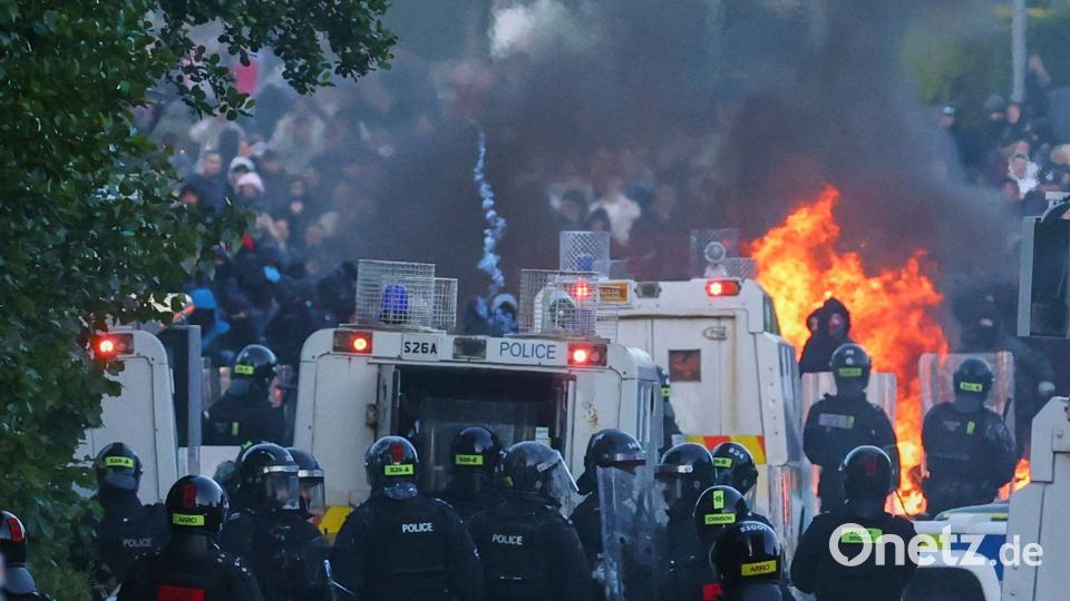 Die Polizei versucht, Demonstranten in der Nähe von Newtownabbey in Belfast zu vertreiben. Bild: Peter Morrison/AP/dpa