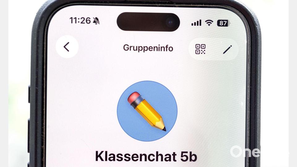 WhatsApp-Gruppen werden häufig für die Kommunikation im Schulalltag genutzt. (Illustration) Bild: Fernando Gutierrez-Juarez/dpa