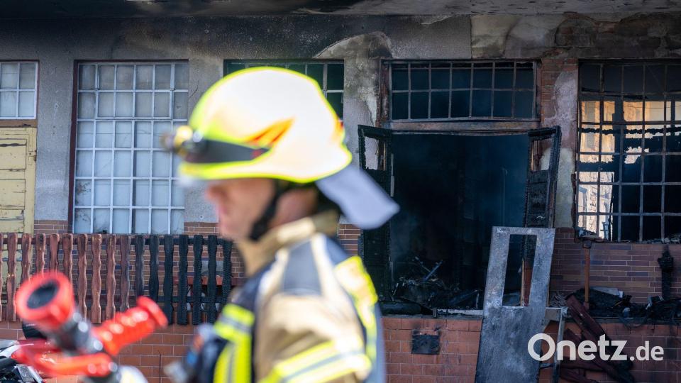 Wenn das Feuer gelöscht ist, wird die Kripo zur Ursache ermitteln. Bild: Pia Bayer/dpa