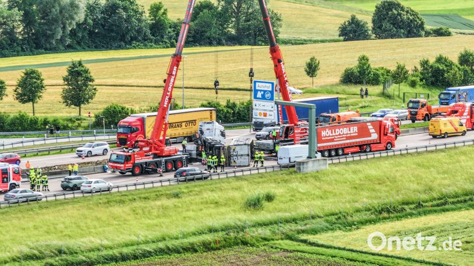 Um den Sattelzug zu bergen, waren spezielle Bergungsfahrzeuge notwendig. Bild: Jason Tschepljakow/dpa