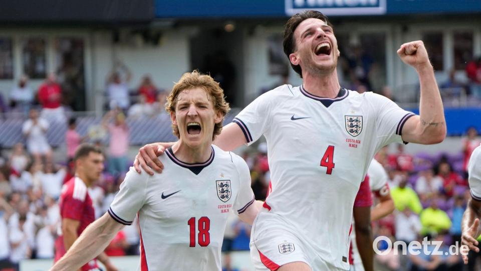 Anthony Gordon (links) und Declan Rice treffen beide beim Sieg Englands im letzten Test vor der WM. Bild: John Raoux/AP/dpa