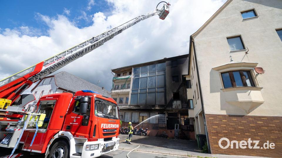 Die Feuerwehr löscht einen Brand im Landkreis Coburg. Bild: Pia Bayer/dpa