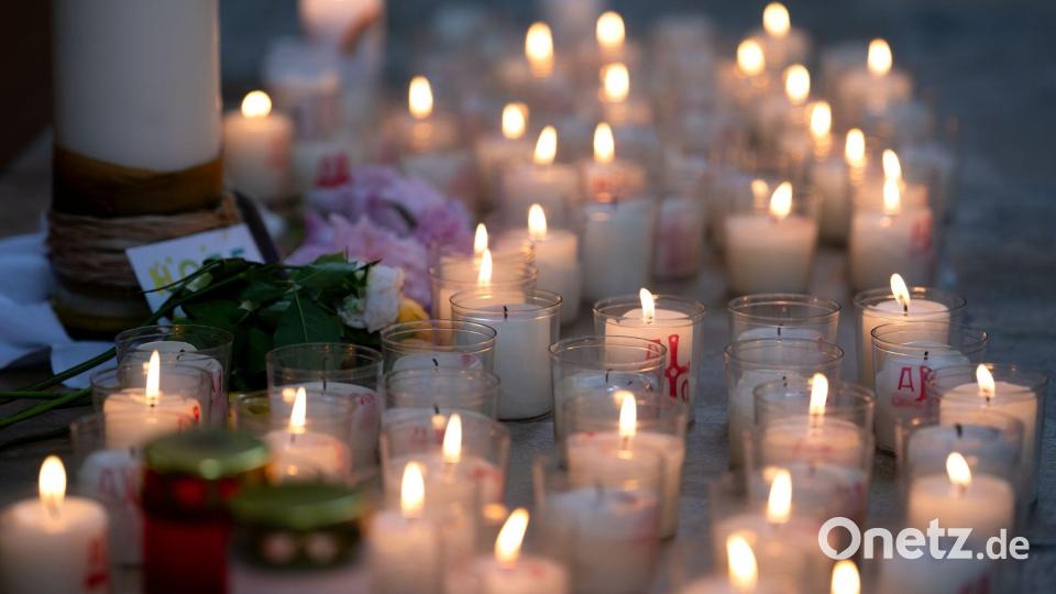 In der Kirche St. Nikolaus in Haimhausen wurden zahlreiche Kerzen angezündet. Bild: Sven Hoppe/dpa