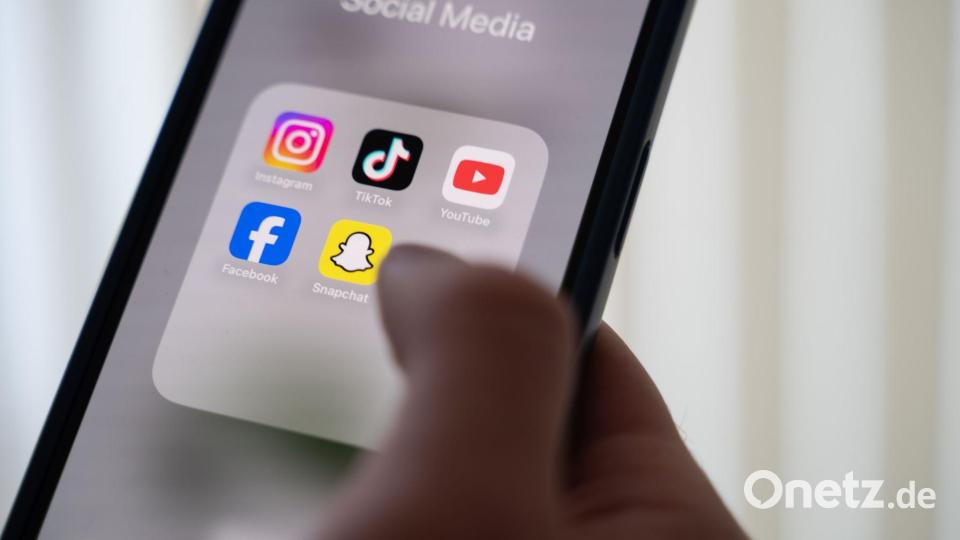 Apps für soziale Medien haben sehr unterschiedliche Funktionen. (Illustration) Bild: Alicia Windzio/dpa