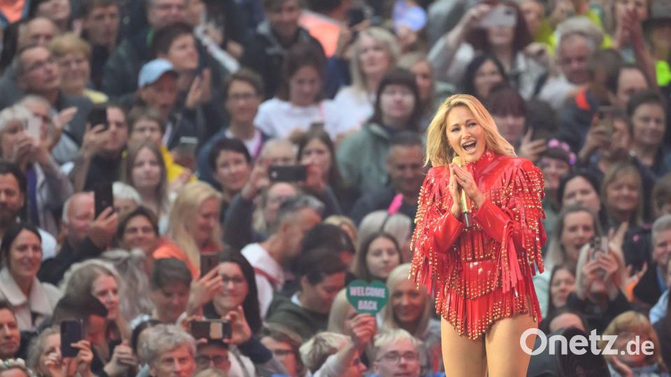Helene Fischer performte beim Tourauftakt in Dresden ihre größten Hits aus knapp 20 Jahren Bühnenkarriere, darunter „Atemlos durch die Nacht“, „Herzbeben“ und „Null auf 100“. Bild: Robert Michael/dpa