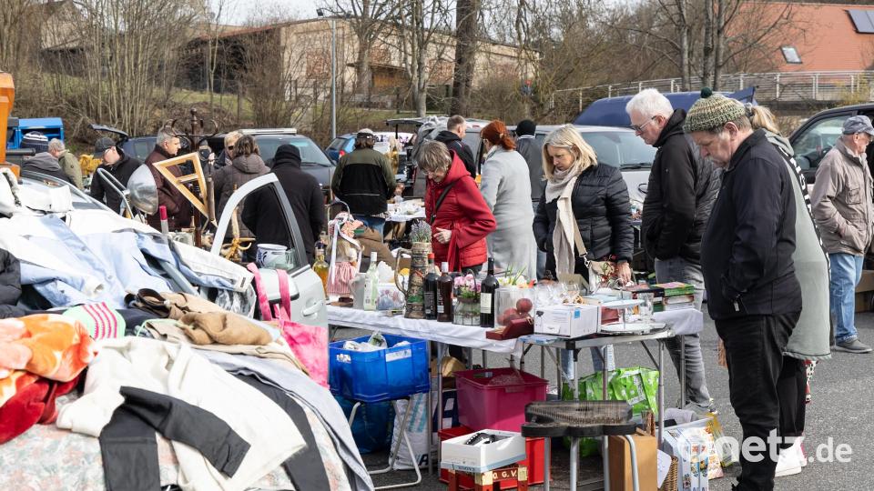 Auf dem Flohmarkt am Edeka-Parkplatz in der Südbahnhofstraße können Besucher nach Schnäppchen, Raritäten und kleinen Schätzen stöbern. Archivbild: Roland Wellenhoefer