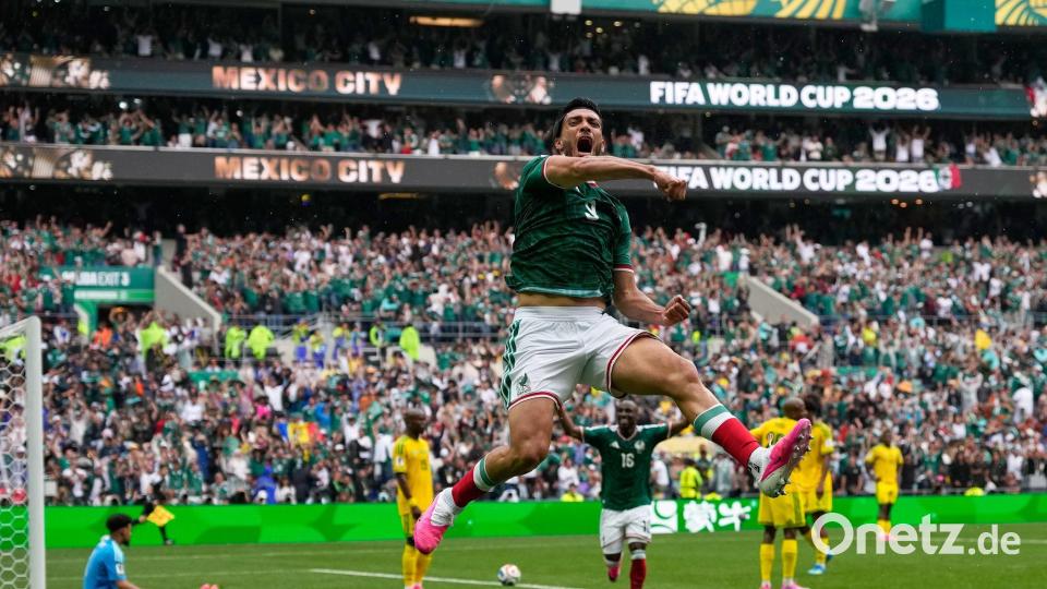 Raúl Jiménez nach seinem Tor zum 2:0. Bild: Natacha Pisarenko/AP/dpa