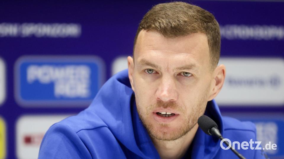 Edin Dzeko ist der drittälteste Feldspieler bei der WM. (Archivbild) Bild: Armin Durgut/AP/dpa