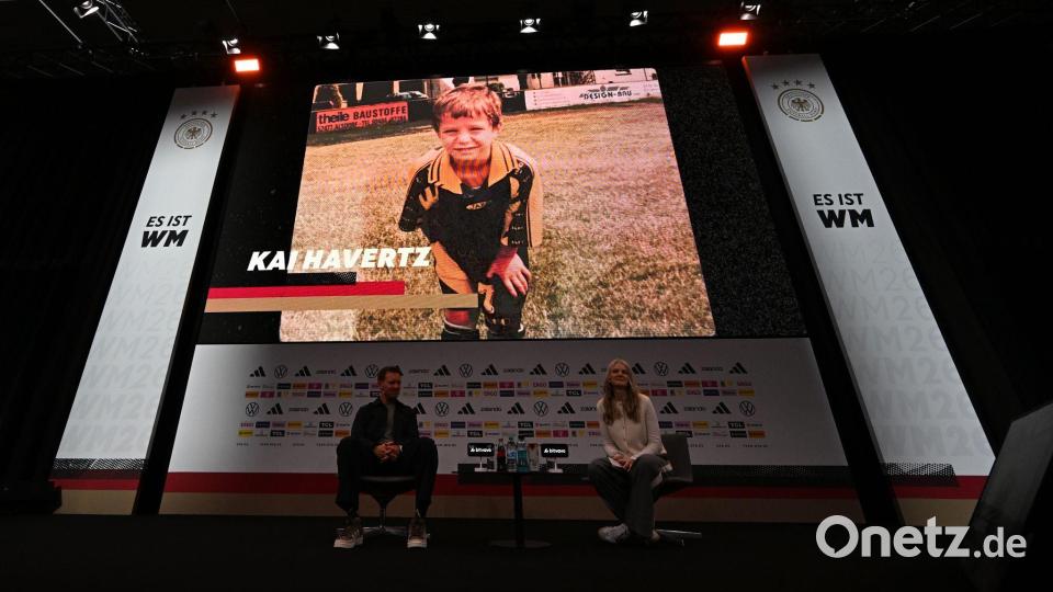 Julian Nagelsmann (l) lobt Kai Havertz bei der WM-Nominierung in einem Video, das den Arsenal-Profi (oben) als kleinen Jungen zeigt. (Archivbild) Bild: Federico Gambarini/dpa