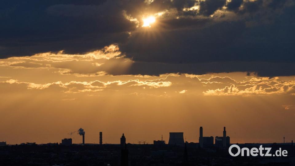Die Sonne bricht über Berlin durch die Wolken. Bild: Annette Riedl/dpa