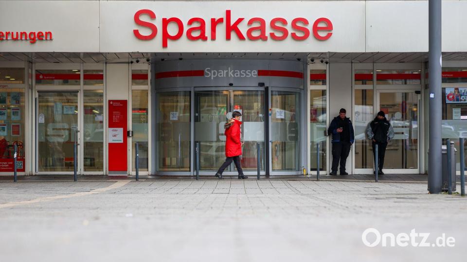 Auch die Sparkasse selbst sei Opfer, heißt es dort. (Archivbild) Bild: Christoph Reichwein/dpa