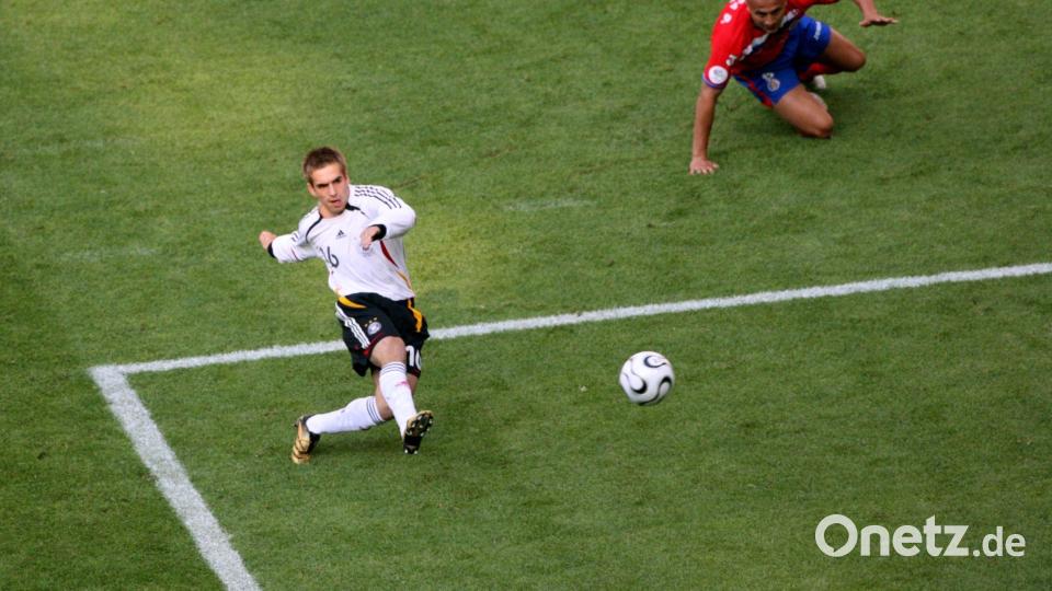 Als Philipp Lahm im WM-Eröffnungsspiel 2006 in Münhen Maß nahm. (Archivbild) Bild: Olivier Matthys/epa/dpa