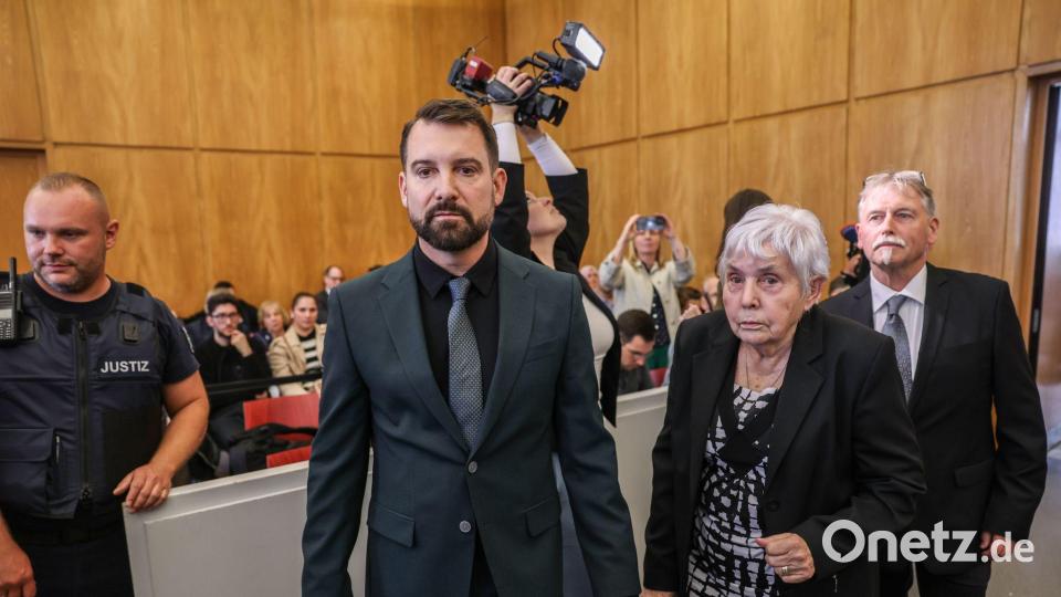 Klägerin Rita M. kommt mit ihrem Anwalt Daniel Kuhlmann (links) und dem zweiten Kläger Joachim Alfred Wagner (rechts) in den Gerichtssaal. Bild: Oliver Berg/dpa