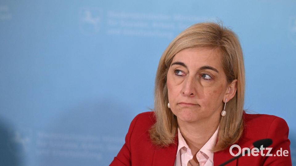 Ministerin Warken hebt das Sparziel für stabile Kassenbeiträge an. Bild: Julian Stratenschulte/dpa