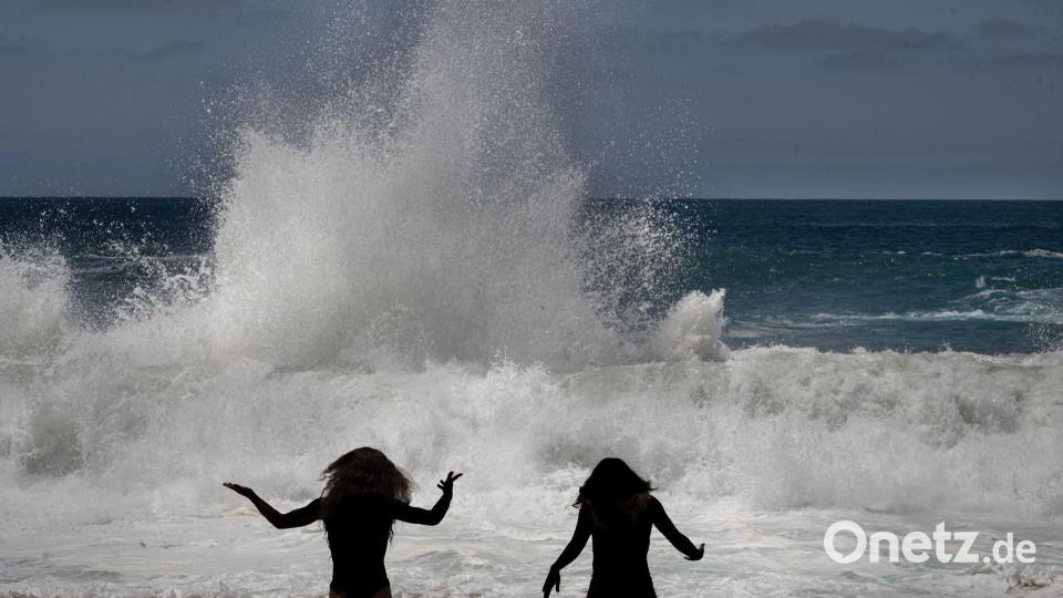Journey und ihre Schwester Kalea halten sich am Laguna Beach in Kalifornien auf. Bild: Mindy Schauer/The Orange County Register/AP/dpa